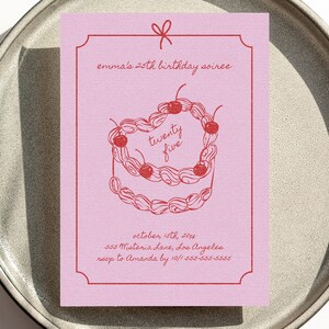 Puede incluir: Invitación a una fiesta de cumpleaños rosa con una ilustración roja de un pastel con cerezas y el texto "emma's 25th birthday soiree", "twenty five", "october 15th 2014", "sss Misteria Lane, Los Angeles", "revp to Amanda by 10/1 555-555-5555"