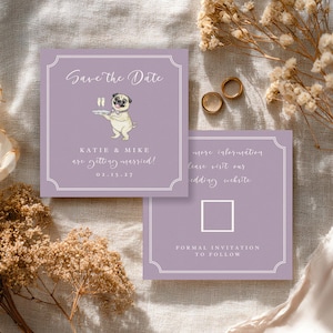 Może przedstawiać: Lawendowe karty ślubne z ilustracją mopsa trzymającego tacę. Karty mają białe obramowania i tekst "Save the Date", "Katie & Mike are getting married!" i "08.25.27". Widoczne są również złote obrączki i suszone kwiaty.