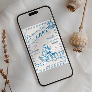 Puede incluir: Un smartphone muestra una invitaci&oacute;n azul y crema para un fin de semana de despedida de soltera llamado "Love on the Lake" en Lake Tahoe, California. El dise&ntilde;o presenta a una mujer en un bote, olas y una bola de discoteca.