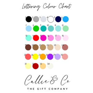 K&ouml;nnte beinhalten: Eine Farbkarte mit 34 verschiedenen Farben, nummeriert von 1 bis 34. Die Farben sind in Reihen und Spalten angeordnet. Die Karte tr&auml;gt den Titel "Lettering Colour Chart" und enth&auml;lt den Text "Callie & Co THE GIFT COMPANY".
