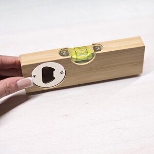 Abrebotellas de madera personalizado con nivel de burbuja, regalo para papá imagen 3