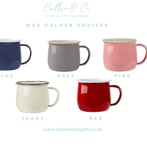 K&ouml;nnte beinhalten: F&uuml;nf Emaille-Becher in verschiedenen Farben: Blau, Grau, Rosa, Elfenbein und Rot. Die Becher sind alle gleich gro&szlig; und haben die gleiche Form, mit einem wei&szlig;en Rand und einem Henkel. Der Text "MUG COLOUR CHOICES" befindet sich oben im Bild.