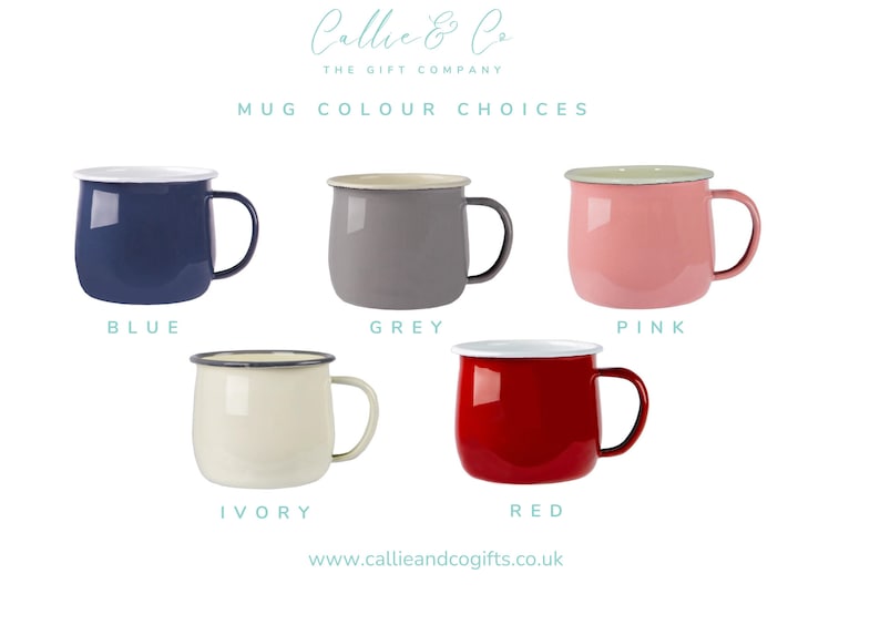 K&ouml;nnte beinhalten: F&uuml;nf Emaille-Becher in verschiedenen Farben: Blau, Grau, Rosa, Elfenbein und Rot. Die Becher sind alle gleich gro&szlig; und haben die gleiche Form, mit einem wei&szlig;en Rand und einem Henkel. Der Text "MUG COLOUR CHOICES" befindet sich oben im Bild.
