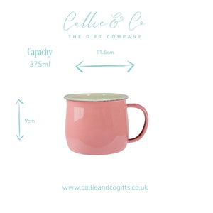 K&ouml;nnte beinhalten: Rosa emaillierte Tasse mit wei&szlig;em Rand und Henkel. Die Tasse ist 9 cm hoch und 11,5 cm breit. Sie hat ein Fassungsverm&ouml;gen von 375 ml. Die Tasse steht auf einem wei&szlig;en Hintergrund.