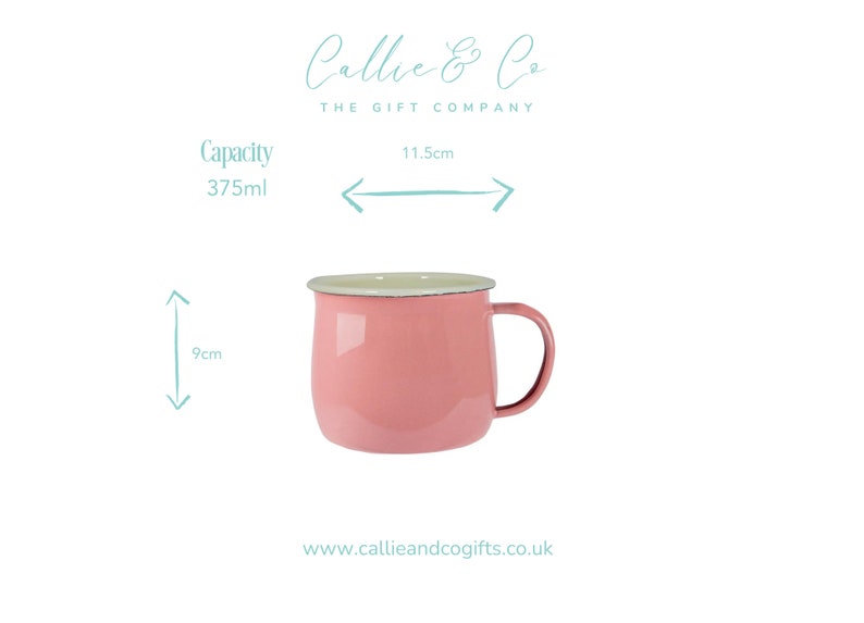 K&ouml;nnte beinhalten: Rosa emaillierte Tasse mit wei&szlig;em Rand und Henkel. Die Tasse ist 9 cm hoch und 11,5 cm breit. Sie hat ein Fassungsverm&ouml;gen von 375 ml. Die Tasse steht auf einem wei&szlig;en Hintergrund.