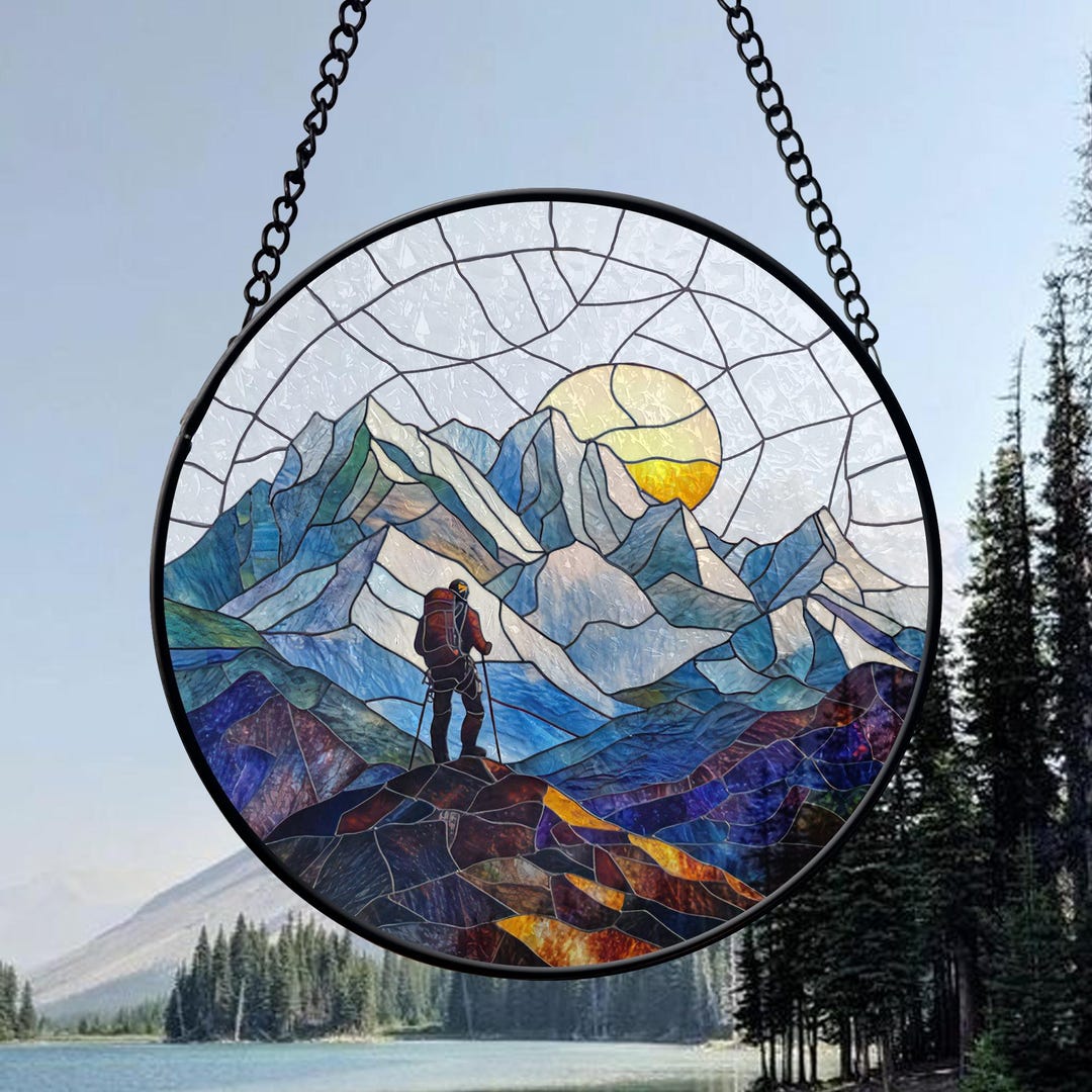 山の夕日ステンドグラスサンキャッチャー：ハイカーの窓掛け - Etsy 日本