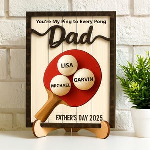 Table Tennis Vatertagsgeschenk 2025, personalisiert You Are An Ace Best Dad 2-lagige Holzplakette mit Ständer, personalisiertes Tennisschild für Kinder