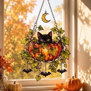 Décoration de fenêtre suspendue en acrylique représentant un chat noir en pot de fleurs, avec une plante et une chauve-souris. Décoration d'Halloween mignonne et effrayante. Chat noir dans un pot de fleurs.