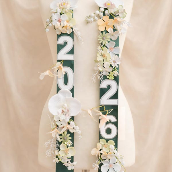 Estola de graduación floral pastel hecha a mano personalizada, collar de flores de tela y cinta, banda de graduación personalizada, accesorio para fotos de último año, regalo de graduación único para ella