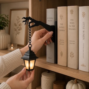 Spersonalizowana lampa na Halloween z podpórką do książek, latarnia z imieniem i nazwiskiem, dekoracja półki na książki Dark Academia, gotycki prezent dla czytelnika, wystrój na Halloween