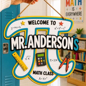 Puede incluir: Un letrero colgante de madera con forma de pi y fondo de cuadrícula blanca, con el texto "WELCOME TO MR. ANDERSON'S MATH CLASS". Incluye una regla amarilla, una calculadora negra, un compás rojo y fórmulas matemáticas como y=mx+b.