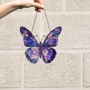 Fönsterhänge i akryl med monarkfjäril: Konstdekoration med glimmerblommor