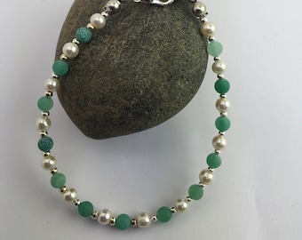 Bracelet délicat de pierre précieuse et de perle vert d’Agate