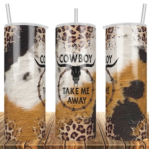 Może przedstawiać: Trzy kubki ze stali nierdzewnej z wzorem krowiej skóry i lamparta. Środkowy kubek ma napis "COWBOY TAKE ME AWAY" w czarnym kółku z drutem kolczastym.