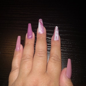 Pink Marble Press On Nagels: met gel gecoate kunstnagels