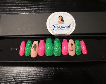 ピンクとグリーンのグリッタープレスオンネイル：女子学生クラブ風