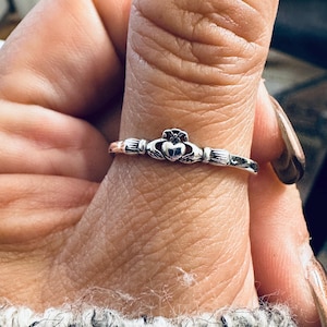 Anillo mini Claddagh de plata de ley maciza