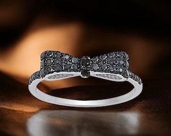 Anillo de plata de ley con forma de lazo y microincrustaciones de circonitas cúbicas.