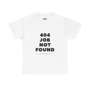 Puede incluir: Camiseta blanca con el texto negro "404 JOB NOT FOUND", debajo "AI UPDATE COMPLETE". El cuello muestra "DIGITAL SURVIVAL". Prenda casual para uso diario.