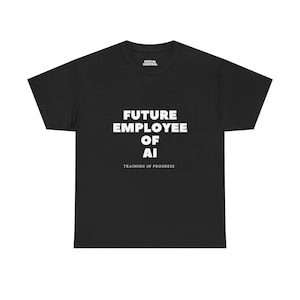 Könnte beinhalten: Schwarzes T-Shirt mit weißem Text "FUTURE EMPLOYEE OF AI" und "TRAINING IN PROGRESS". Das Shirt hat auch den Text "DIGITAL SURVIVAL" oben. Das T-Shirt ist ein Rundhals-Stil.