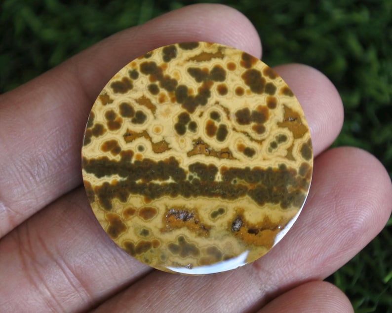 Puede incluir: Un letrero de madera hecho a mano con la palabra "Welcome" en una fuente juguetona. El letrero presenta un fondo blanco desgastado y un borde marr&oacute;n oscuro, perfecto para una puerta principal o entrada.