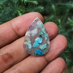 Chrysocolle cuivrée indigène en calcédoine