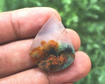 Wielobarwna chryzokola z rodzimym siekierą w chalcedonie