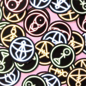 Set di adesivi Magic Glyphs! ~4 pezzi~ / Adesivo in vinile opaco / Adesivo decorativo per laptop / Adesivo strega / Adesivo casa gufo / (consentito dall'UE)