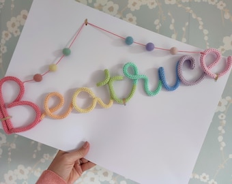 Letrero personalizado de alambre tejido a mano: Decoración infantil con arcoíris pastel