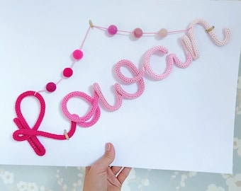 Letrero de alambre tejido con nombre: Decoración personalizada para habitación infantil, colores arcoíris.