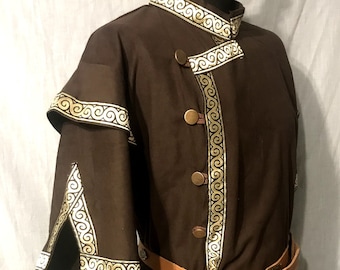 Caftan marron boutonné avec décoration de ruban tissé doré, reconstitution, grandeur nature, fantaisie, tenues d'archer