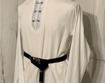 Chemise médiévale blanche pour homme avec bordure dorée ou argentée - GN, fantasy, archer