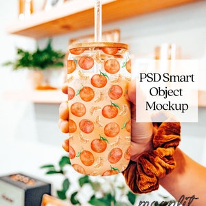 Mockup di lattina di vetro da 16 once - Mockup PSD di vetro Sipper - Mockup di lattina di birra in vetro da 16 once - Mockup di Studio - Mockup di tazza - Mockup di oggetto intelligente PSD