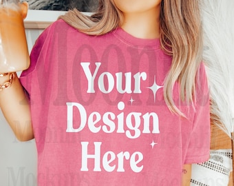 Pode incluir: Uma camiseta rosa com o texto "Your Design Here" em branco. A camiseta está sendo usada por uma pessoa.