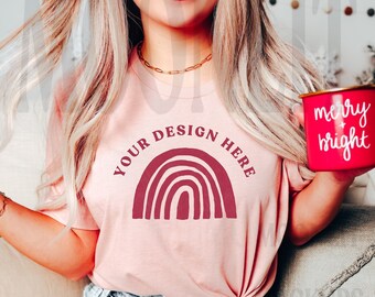 Bella Canvas 3001 T-Shirt Mockup: Heather Peach Weihnachten Model Mockup