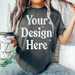 Maqueta de camisa Comfort Colors 1717 Pepper - Moonlit Mockups