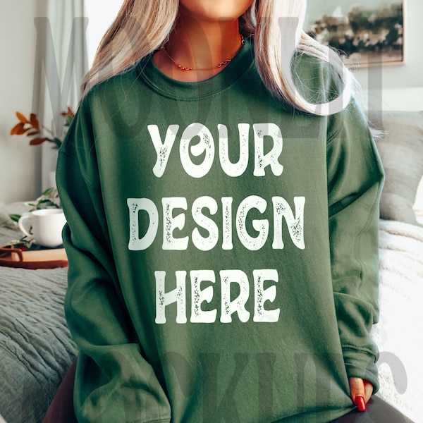 Modèle de sweatshirt Gildan 18000 - Modèle suspendu vert militaire - Modèle vert militaire - Sweatshirt épais