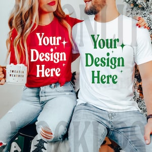 K&ouml;nnte beinhalten: Ein Paar tr&auml;gt rote und wei&szlig;e T-Shirts mit dem Text "Your Design Here" in verschiedenen Farben. Die Frau h&auml;lt eine Tasse mit der Aufschrift "Sweater Weather".