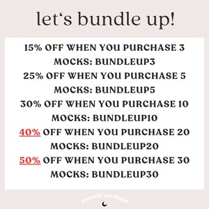 Op de afbeelding: Een afbeelding met de tekst "let's bundle up!" en een lijst met kortingen voor het kopen van meerdere mockups. De kortingen zijn 15% korting voor 3 mockups, 25% korting voor 5 mockups, 30% korting voor 10 mockups, 40% korting voor 20 mockups en 50% korting voor 30 mockups. De tekst "MOCKS: BUNDLEUP3", "MOCKS: BUNDLEUP5", "MOCKS: BUNDLEUP10", "MOCKS: BUNDLEUP20" en "MOCKS: BUNDLEUP30" staat onder elke korting.