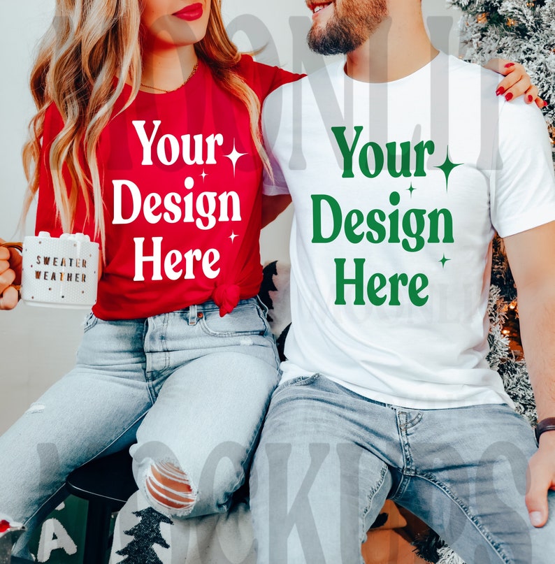 K&ouml;nnte beinhalten: Ein Paar tr&auml;gt rote und wei&szlig;e T-Shirts mit dem Text "Your Design Here" in verschiedenen Farben. Die Frau h&auml;lt eine Tasse mit der Aufschrift "Sweater Weather".