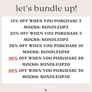 Pu&ograve; includere: Una grafica con il testo "let's bundle up!" e un elenco di sconti per l'acquisto di pi&ugrave; mockup. Gli sconti sono del 15% per 3 mockup, del 25% per 5 mockup, del 30% per 10 mockup, del 40% per 20 mockup e del 50% per 30 mockup. Il testo "MOCKS: BUNDLEUP3", "MOCKS: BUNDLEUP5", "MOCKS: BUNDLEUP10", "MOCKS: BUNDLEUP20" e "MOCKS: BUNDLEUP30" &egrave; elencato sotto ogni sconto.