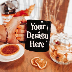 Maqueta de taza de café negra: Maqueta de modelo bohemio acogedor