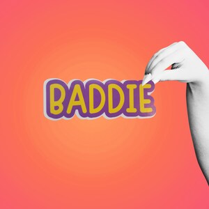 Pegatina impermeable BADDIE, carpeta de diario para ordenador portátil, pegatina de vuelta a la escuela, pegatina para botella de agua Slang Confidence Slay Bussin Bruh Tumbler