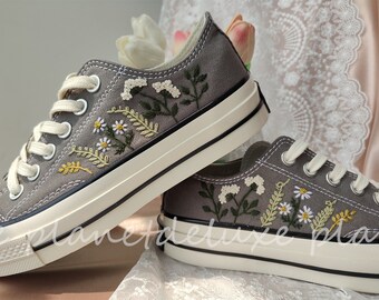 Benutzerdefinierte bestickte Converse Low-Top/Personalisierte Braut Sneaker/Braut weiße Blumen bestickte Sneakers/Blumen bestickte Sneakers