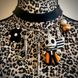 Gargantilla de baratijas recicladas con temática de Halloween de Jack Skellington