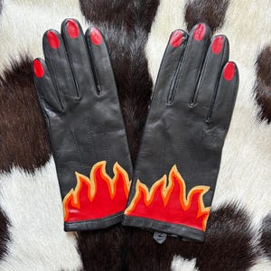 Gants en cuir vintage peints à la main, ornés de flammes rouges et dorées