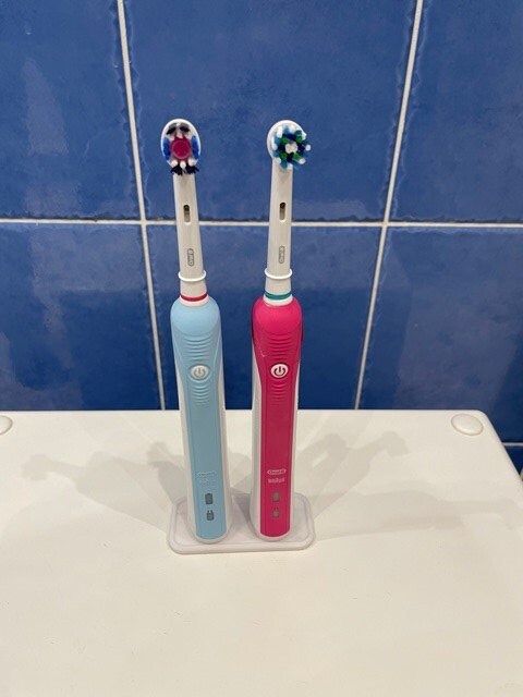 White toothbrush stand/holder for four 4 Braun Oral B electric toothbrushes White toothbrush stand/holder for four 4 Braun Oral B electric toothbrushes