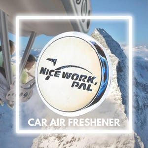 Peut inclure: Diffuseur d'air de voiture rond de couleur blanche avec une bordure bleue. Le diffuseur d'air a un dos argenté et porte l'inscription "NICE WORK, PAL" en lettres bleues pailletées.