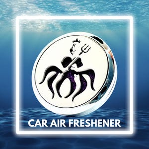 Peut inclure: Un diffuseur d'air de voiture argenté avec un motif de poulpe noir et violet. Le poulpe tient un trident et porte une couronne.