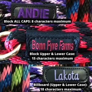 Puede incluir: Primer plano de tres etiquetas de cuero negro con texto bordado de colores. La etiqueta superior dice "ANDIE" en hilo morado. La etiqueta del medio dice "Bonn Fyre Farms" en hilo rojo. La etiqueta inferior dice "Lakota" en hilo morado. Las etiquetas est&aacute;n unidas a una cuerda trenzada de colores.
